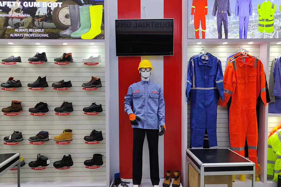 Wat zijn de belangrijkste voordelen van het dragen van PVC-veiligheidslaarzen in industriële omgevingen